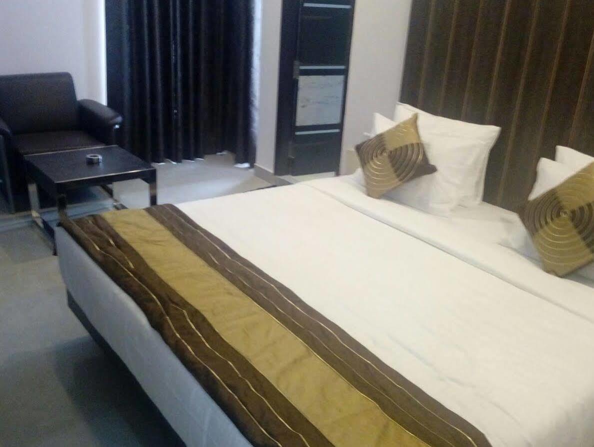 Red Carpet Hotels Noida Exteriör bild